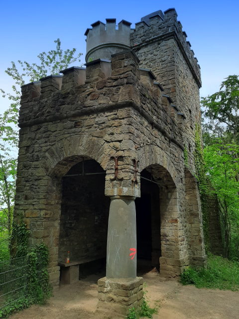 Der Bismarckturm ist das einzige graue an dieser Wanderung