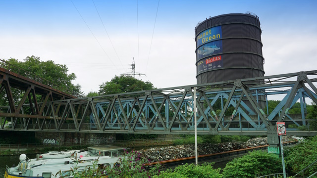 Gasometer hinter Brücken