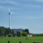 Windkraft vor blauem Himmel