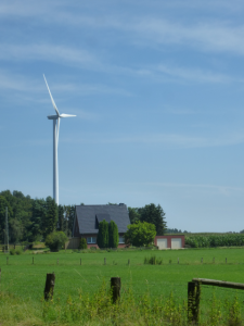 Windkraft vor blauem Himmel