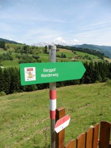 Diesen Schildern folgt man zum Bergbauerngolf