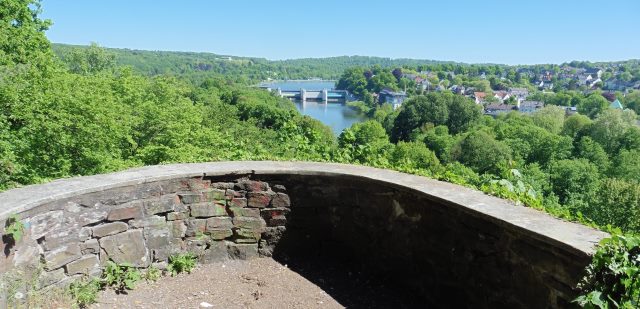 Blick vom Anna-Linder-Weg auf das Etappen Ziel. Das Baldeneysee Wehr in Werden.