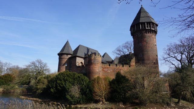 Burg Linn an Start und Ziel in Krefeld