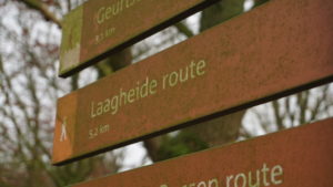 Mehr über den Artikel erfahren Tour 1048 – Niederlande – America – Den orangen Pfeilen in die Laagheide folgen