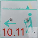 Eins der seltenen Wegezeichen - man folgt der 10