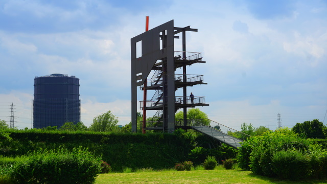 Das 16 Meter hohe "Schwarze Tor" mit dem Gasometer im Hintergrund