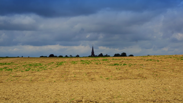 Blick über die Felder auf die Kirche von Klinkum