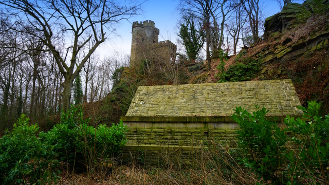 Blick über das Mahnmal auf dem Bismarckturm