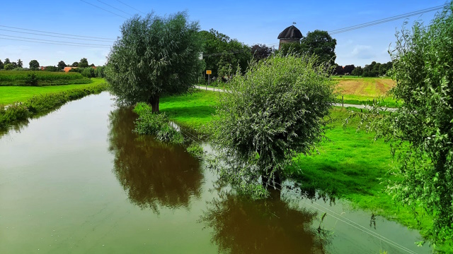 Die randvolle Issel mit der Terhorst Egbert Mühle im Hintergrund