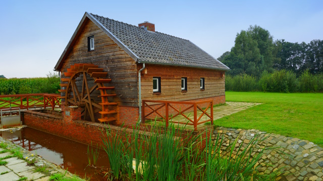 Eine Wassermühle liegt auch am Wegesrand