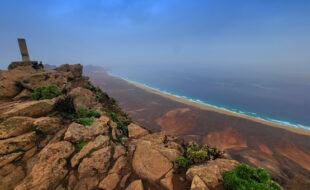 Blick vom Pico de la Zarza auf Playa de Cofete