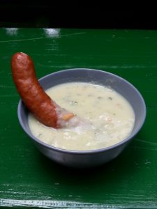 Kartoffelsuppe mt Würstchen im Westerwald