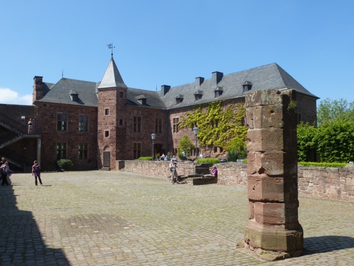 ... die Burg eingenommen.